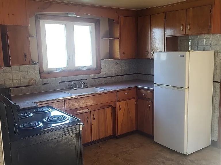 1368 Harlem Rd — Photo 4