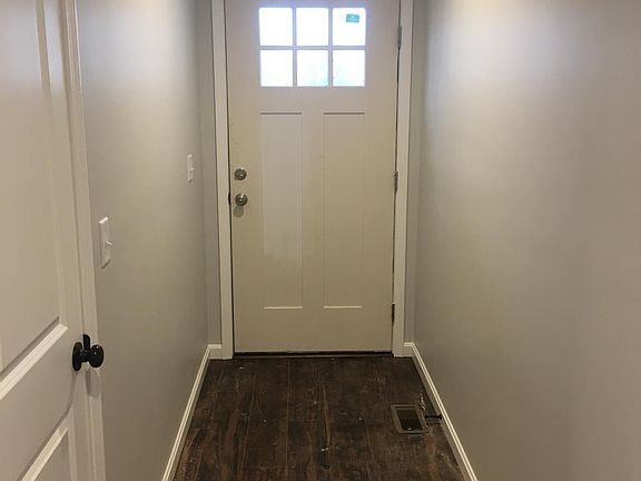 Entryway w/ closet