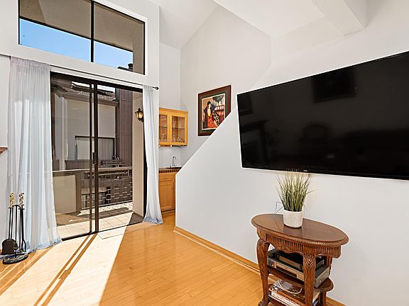 4th image of 16030 Moorpark St APT 7