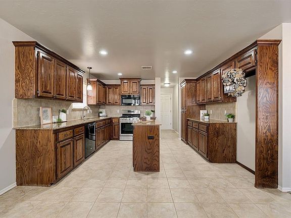 3rd image of 709 E Linden Ln