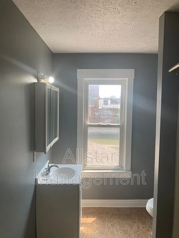3 bed, 1.0 bath, 1201 sqft, $1,195 — Photo 3
