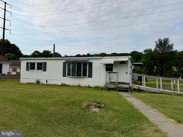 686 W Penn Ave, Robesonia, PA 19551