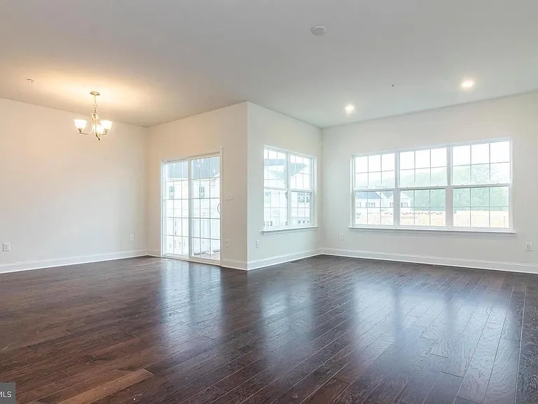 128 Golden Vale Dr — Photo 4