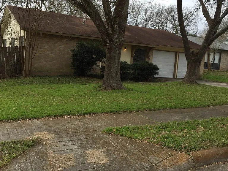 216 Gamblewood — Photo 3