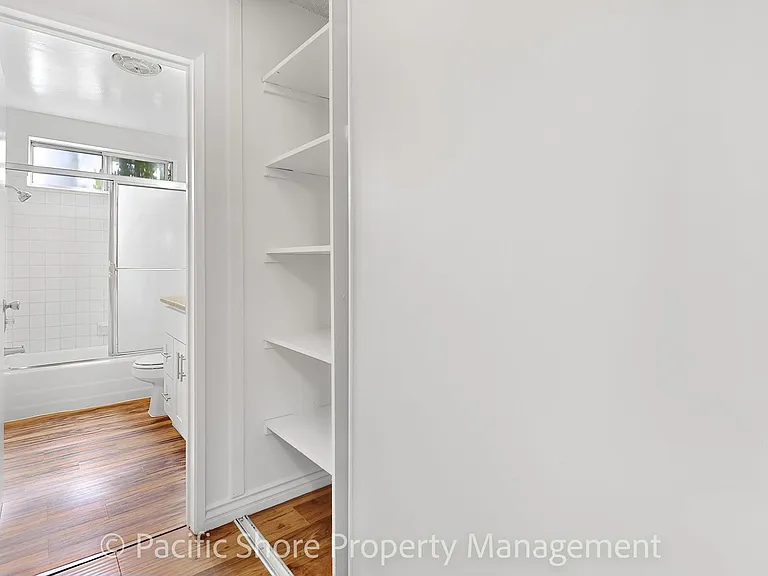868 West Knoll Apartments — Photo 9