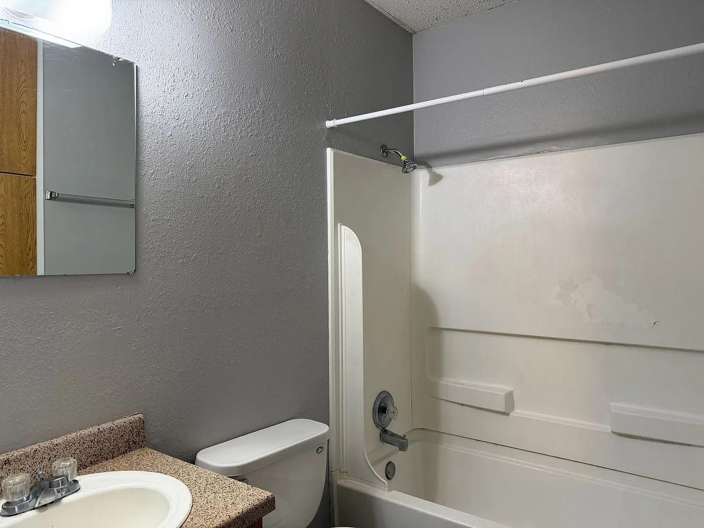 Spacious One Bedroom — Photo 4