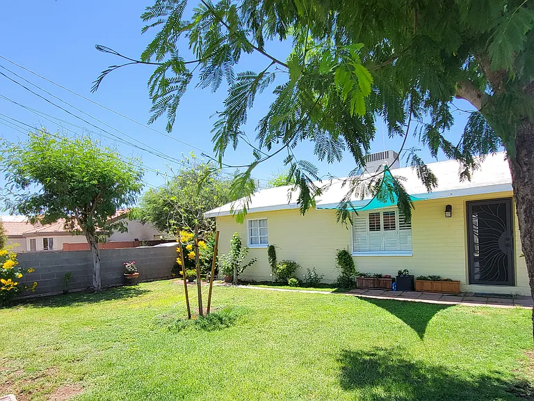 1040 N 27th Pl — Photo 4