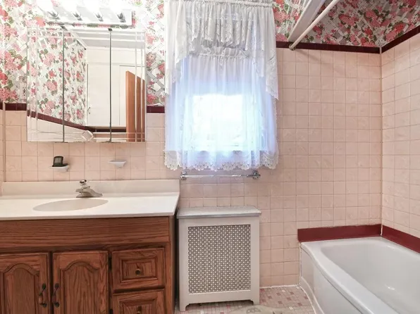 87 Dix Hwy, Dix Hills, NY 11746