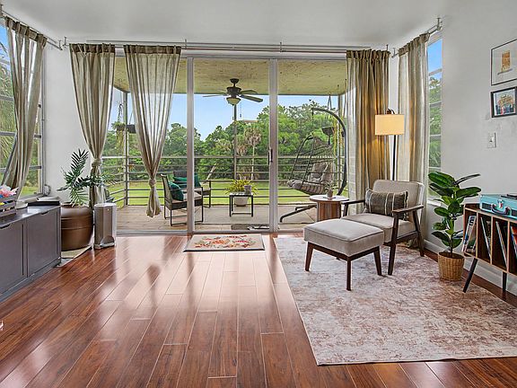 5th image of 3930 Oaks Clubhouse Drive #304