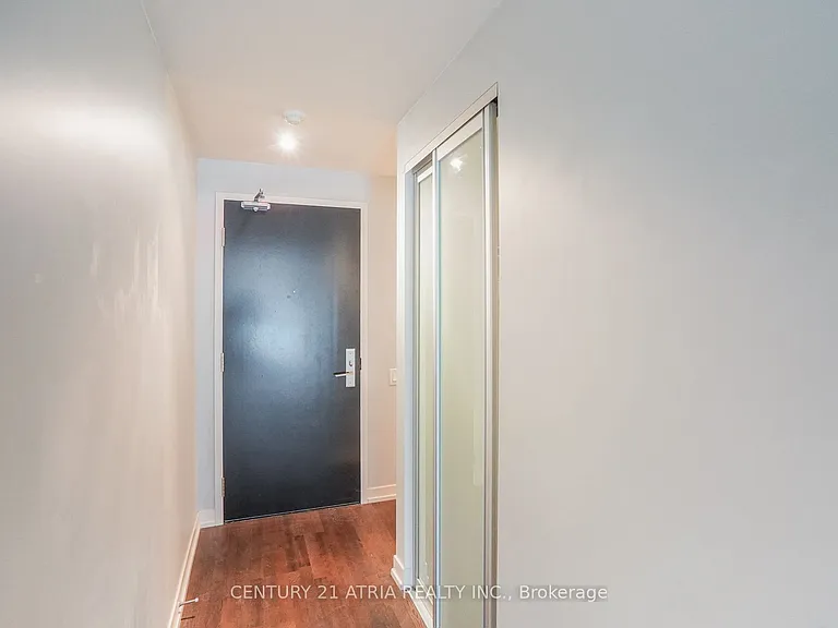 650 King St W #311 — Photo 5