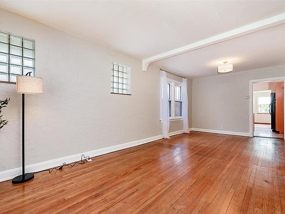 3rd image of 2322 Sulphur Ave