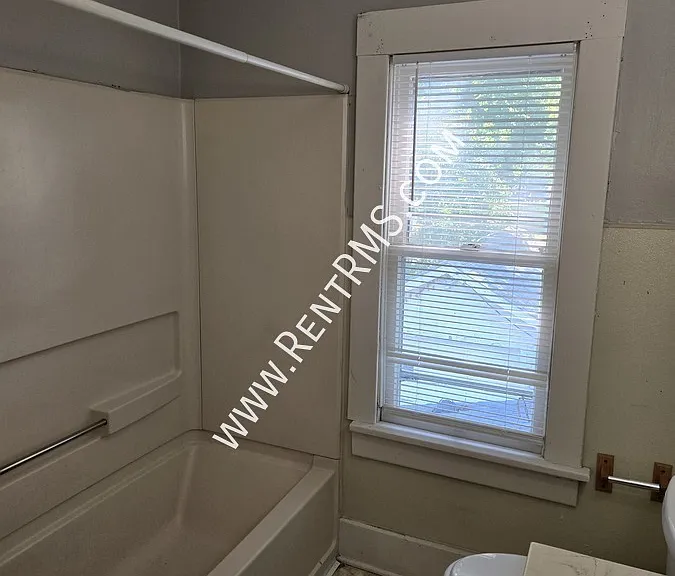 524 NE Freeman Ave — Photo 23