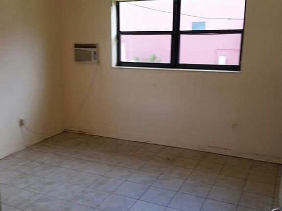 4th image of 15880 NE 15th Ave