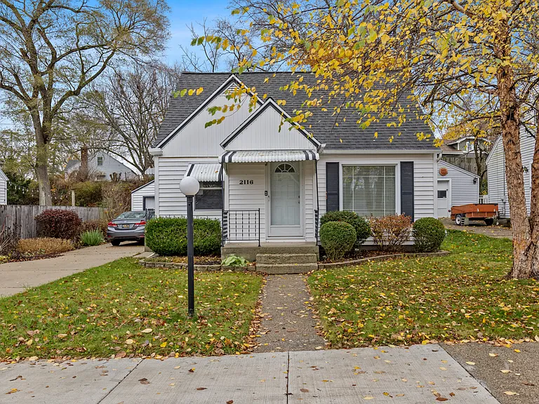 2116 Riverside Dr NE — Photo 1