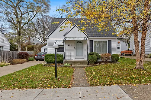 2116 Riverside Dr NE Photo 1