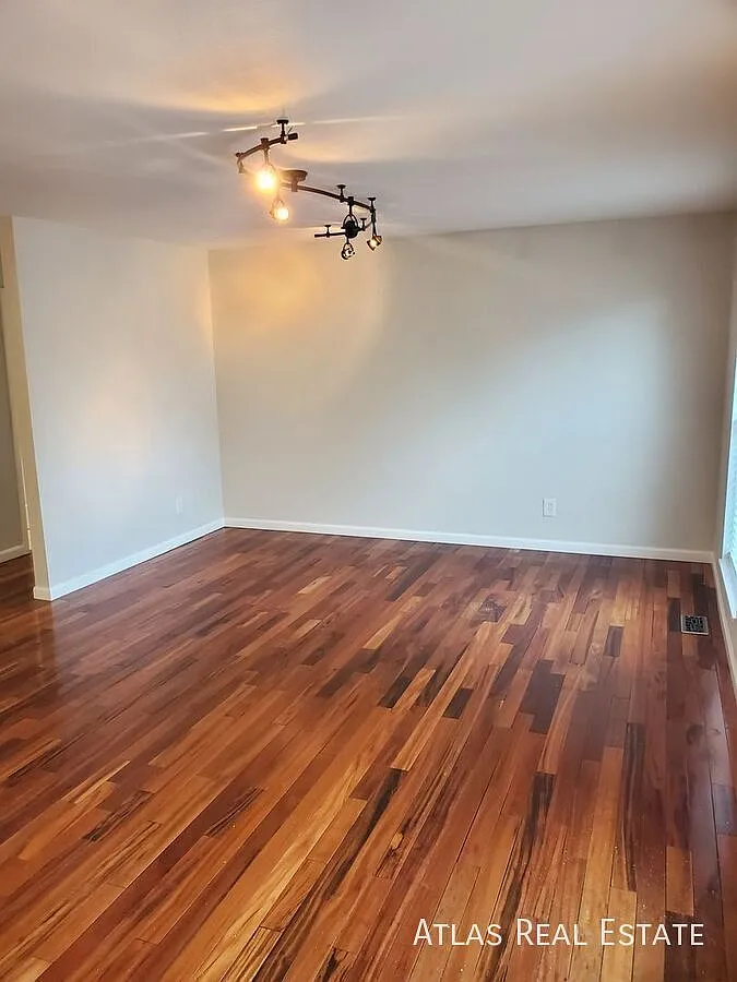 Coming Soon! Charming 4 Bed, 2 Bath Split-Level Home with A/C in Central Aurora! — Photo 2