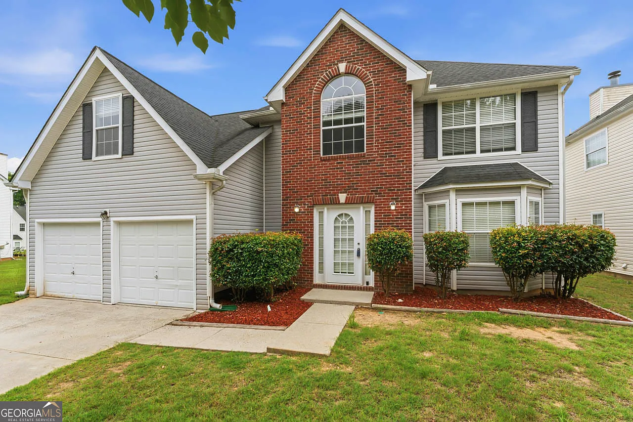 4 bed, 2.5 bath, 2590 sqft, $2,200 — Photo 2