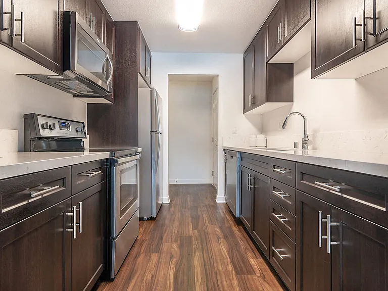 Beverly Plaza Apartments — Photo 27