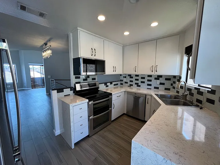 1121 Eureka St #1 — Photo 2