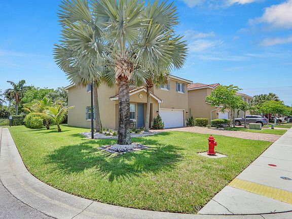 2nd image of 4701 Foxtail Palm Court