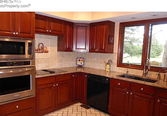 Updated kitchen w/granite