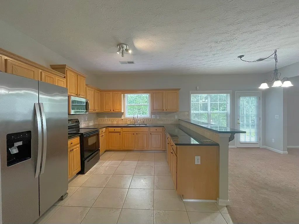 4 bed, 2.5 bath, 2130 sqft, $2,200 — Photo 4