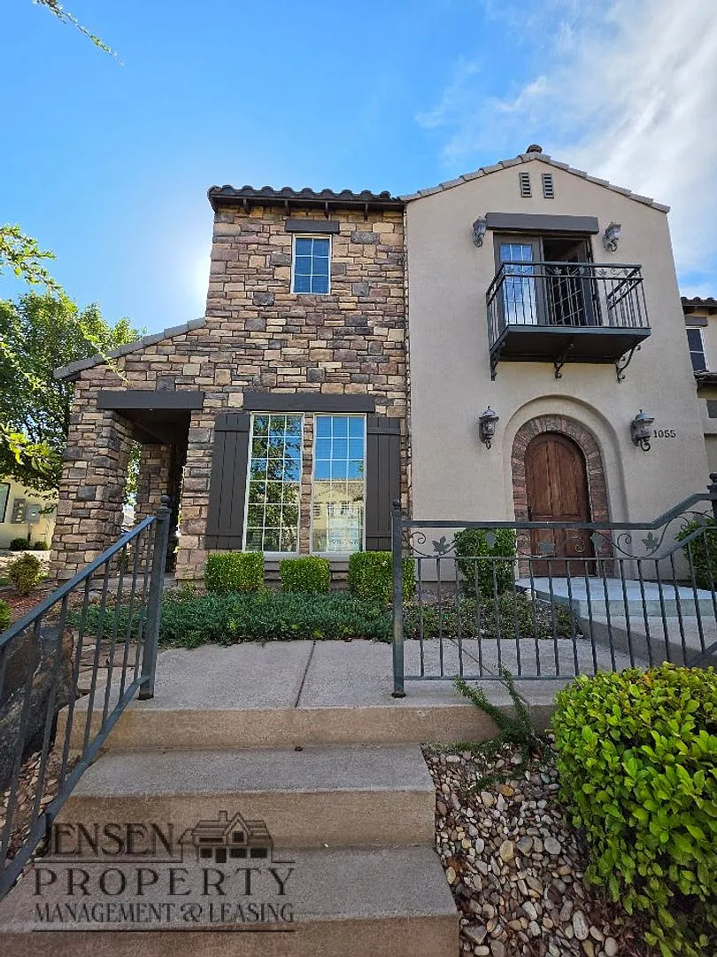 Three Bedroom Town home in Tuscan Hills — Photo 3