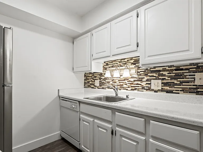 French Quarter Apartments — Photo 8