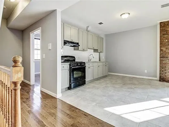 585 Bramhall Avenue image 6 of 11