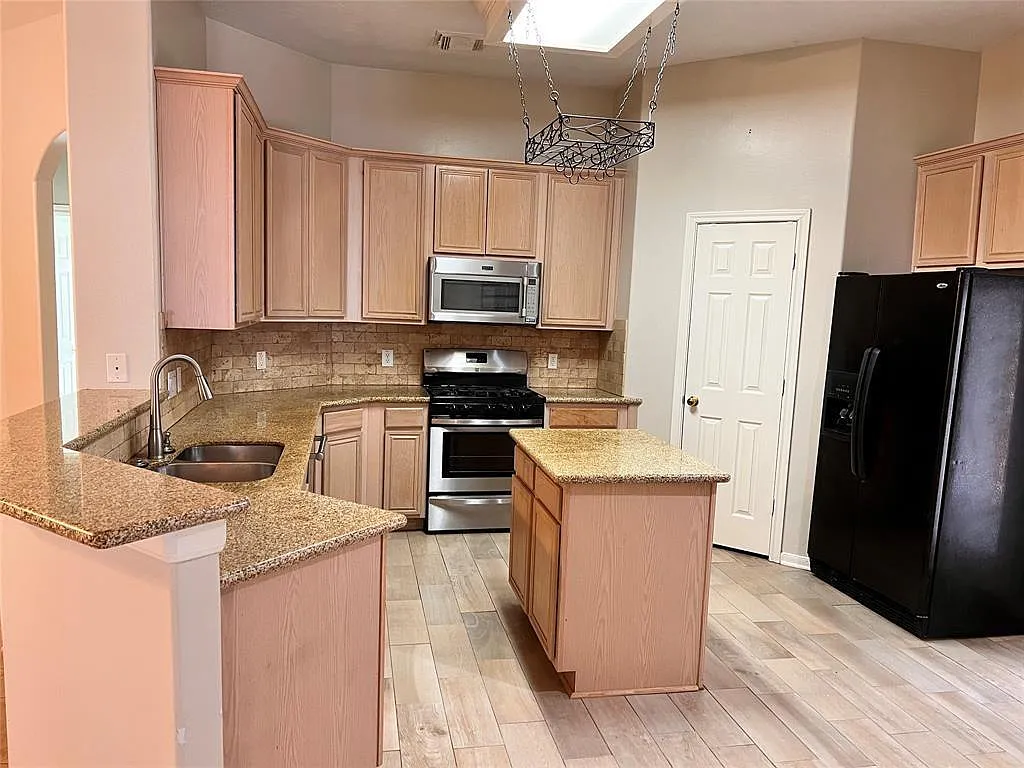 2 bed, 2.0 bath, 1821 sqft, $1,800 — Photo 3