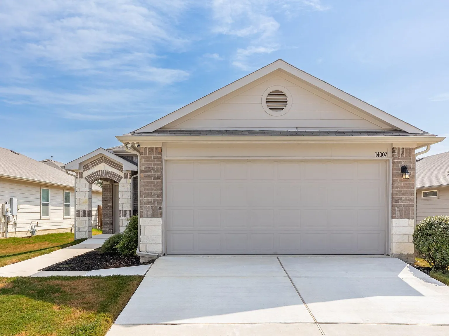 3 bed, 2.0 bath, 1368 sqft, $2,000 — Photo 1