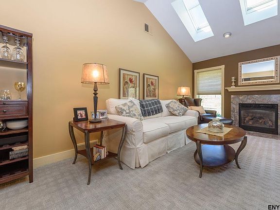 5th image of 33 Surrey Hill Dr