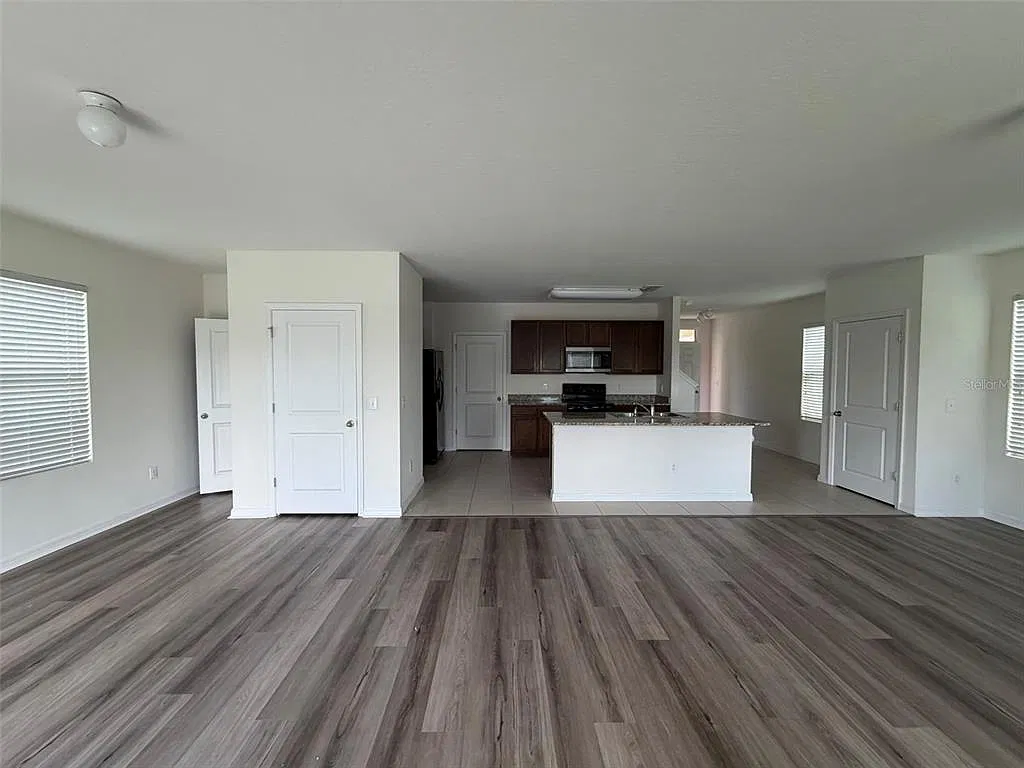 4 bed, 2.5 bath, 2260 sqft, $2,400 — Photo 4