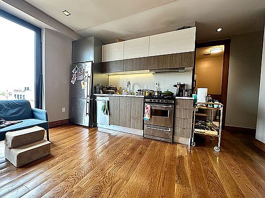 3rd image of 865 Willoughby Ave APT 6G