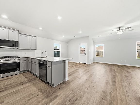 4th image of 14215 Spring Valley Dr