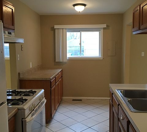 4th image of 127 Armitage Ave