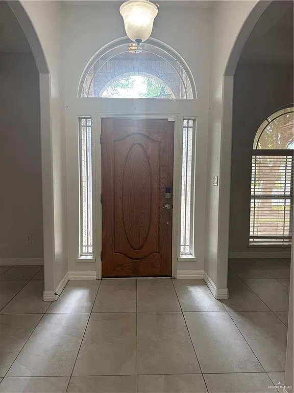 4 bed, 3.0 bath, 2187 sqft, $3,300 — Photo 2