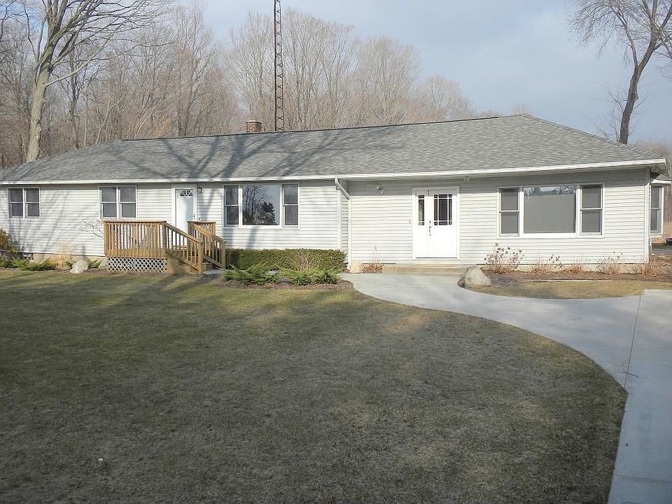 Front of House from driveway