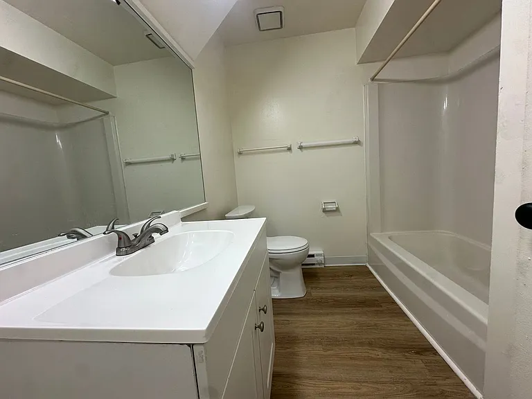 University Park Apartments near Cornell University — Photo 573