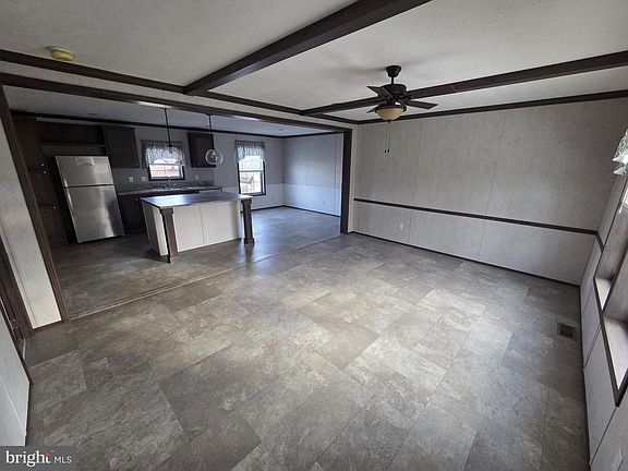 3rd image of 4 Woodedge Dr