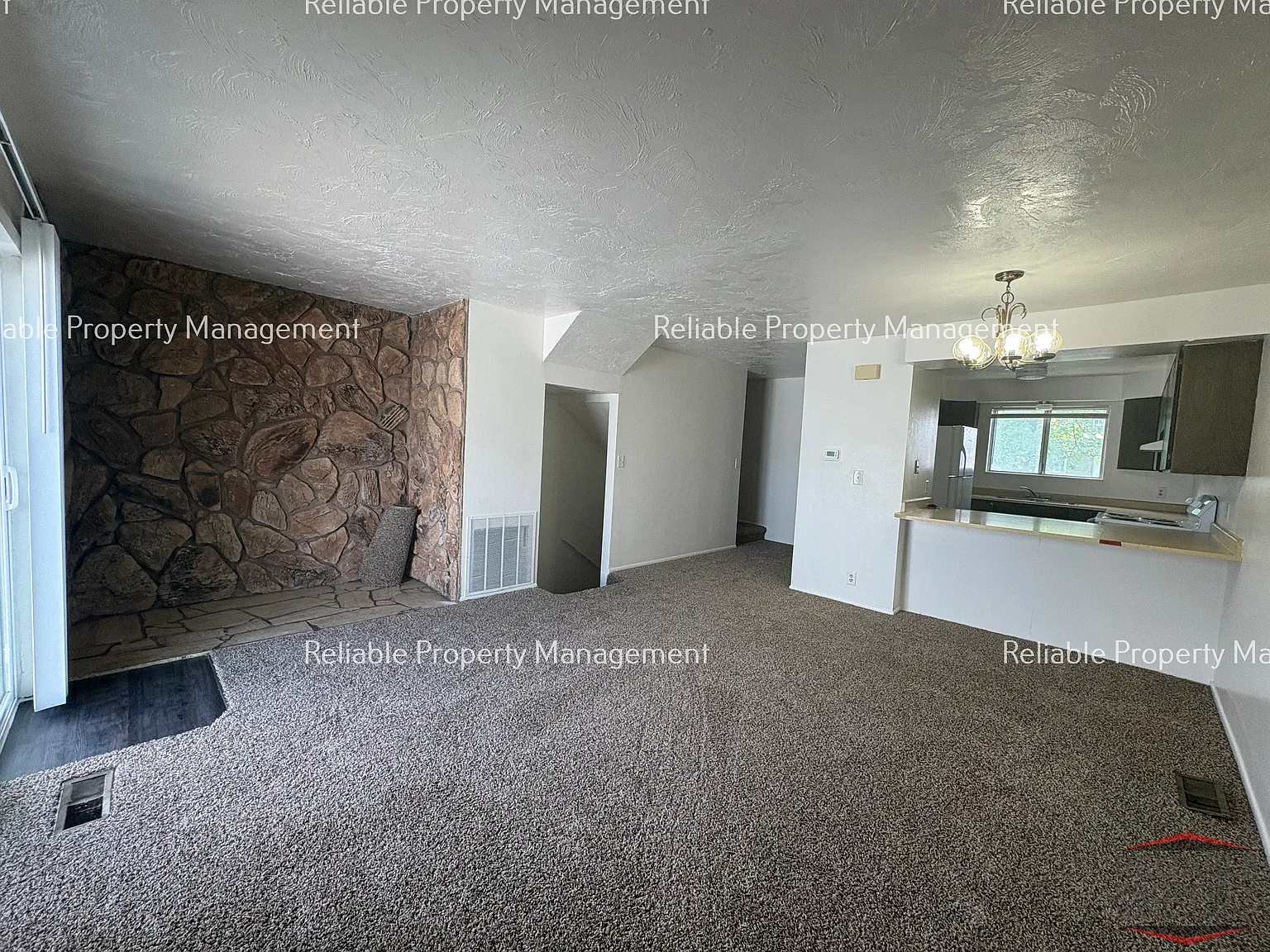 3 bed, 2.5 bath, 1600 sqft, $1,425 — Photo 4