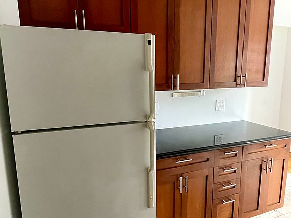 3rd image of 370 W 30th St APT 6A