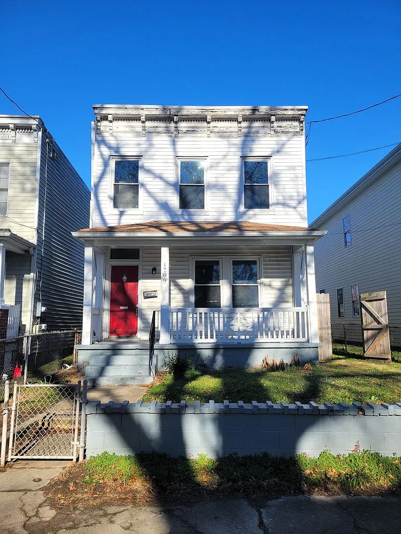 Remodeled rowhouse in Manchester — Photo 1