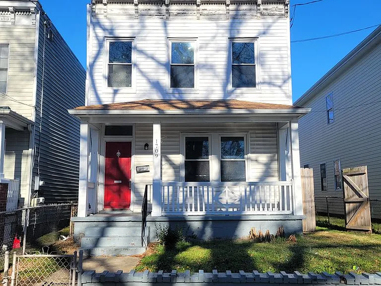 1709 Everett St — Photo 1