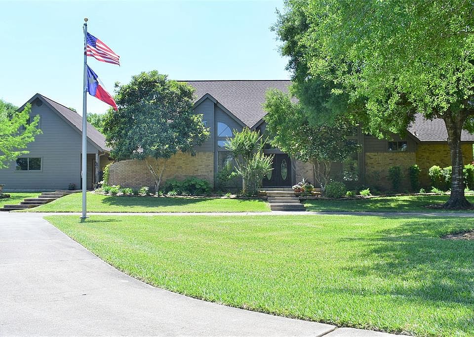1st image of 410 Country Ln