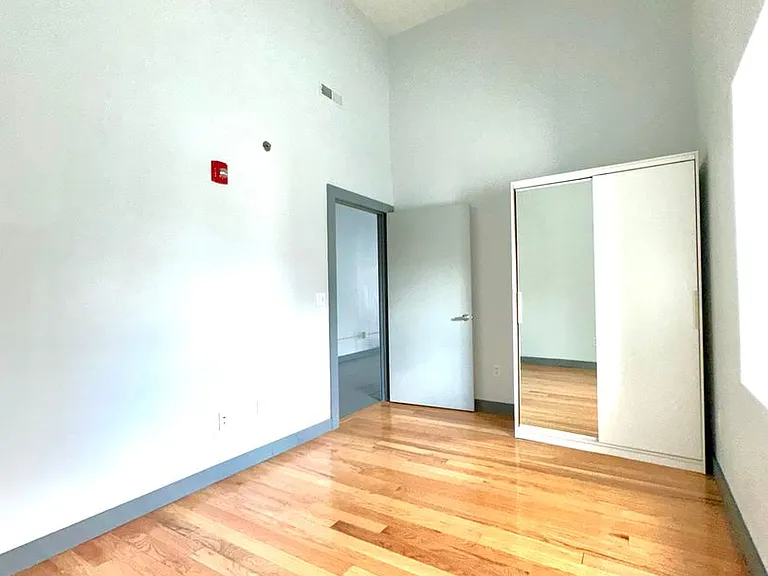 414 Crown St — Photo 11