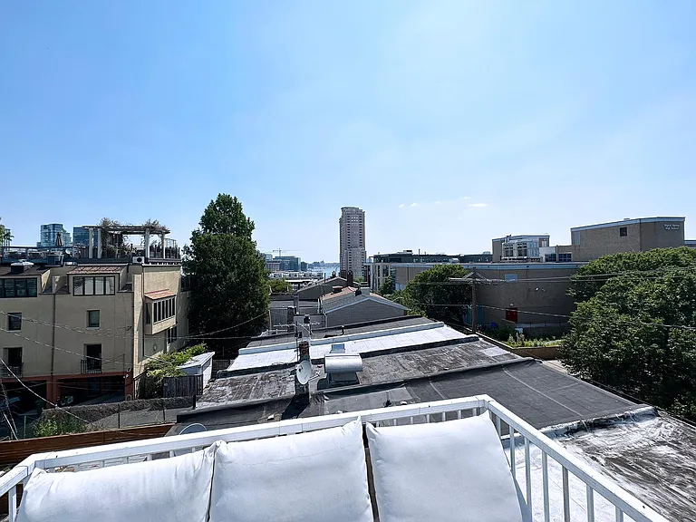 410 E Cross St — Photo 15