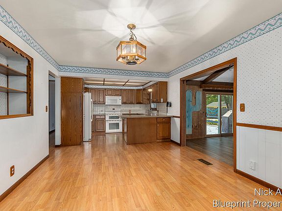 5th image of 3526 Keswick Dr NE