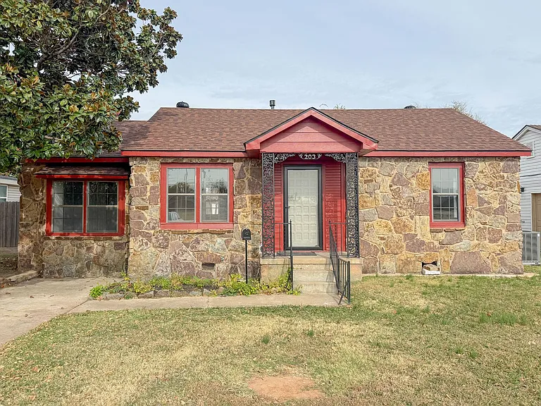 203 W Dale St — Photo 1