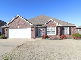 621 N Shannon Dr, Bartlesville, OK 74006